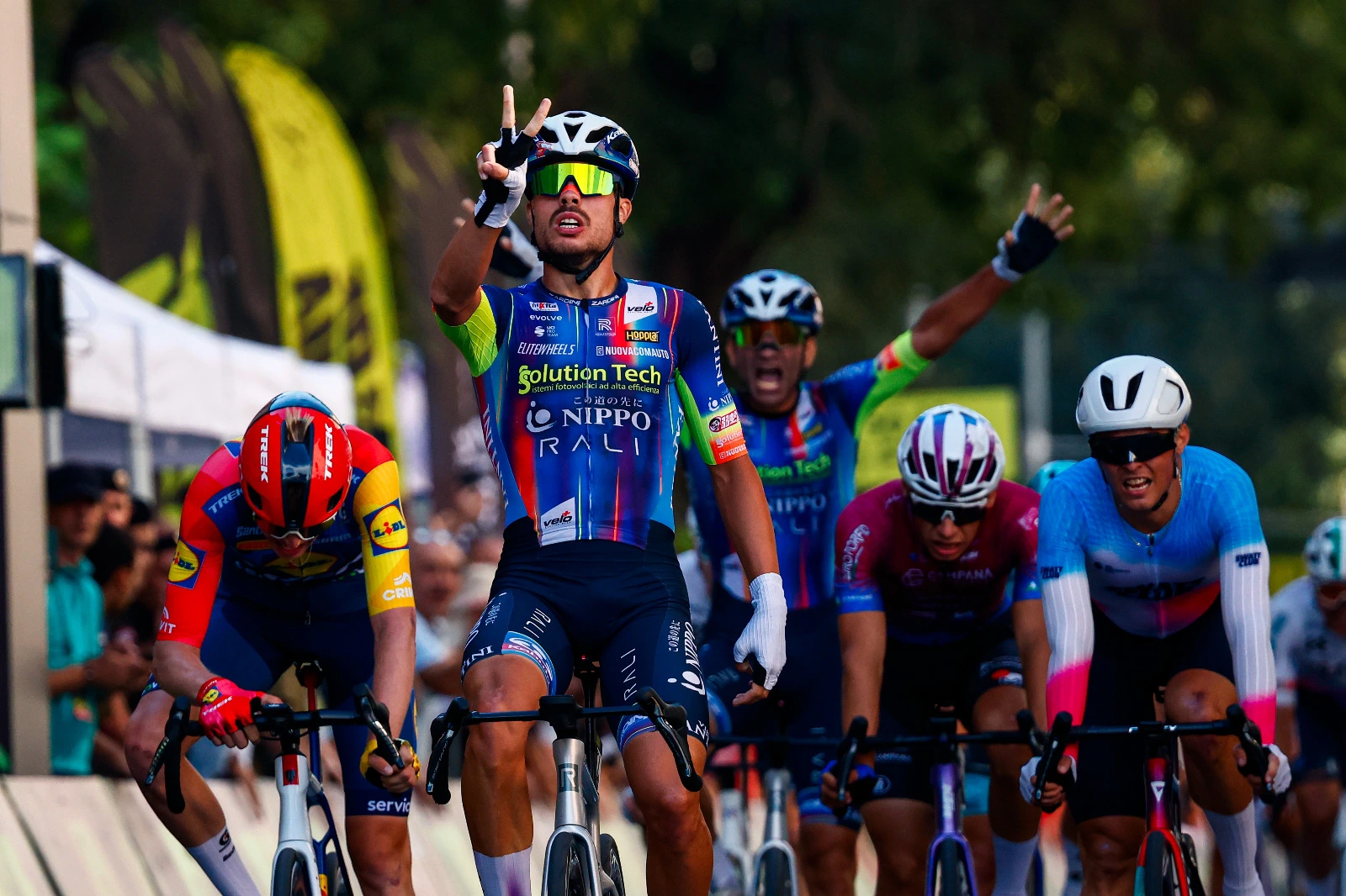 The bunch sprint for the stage win