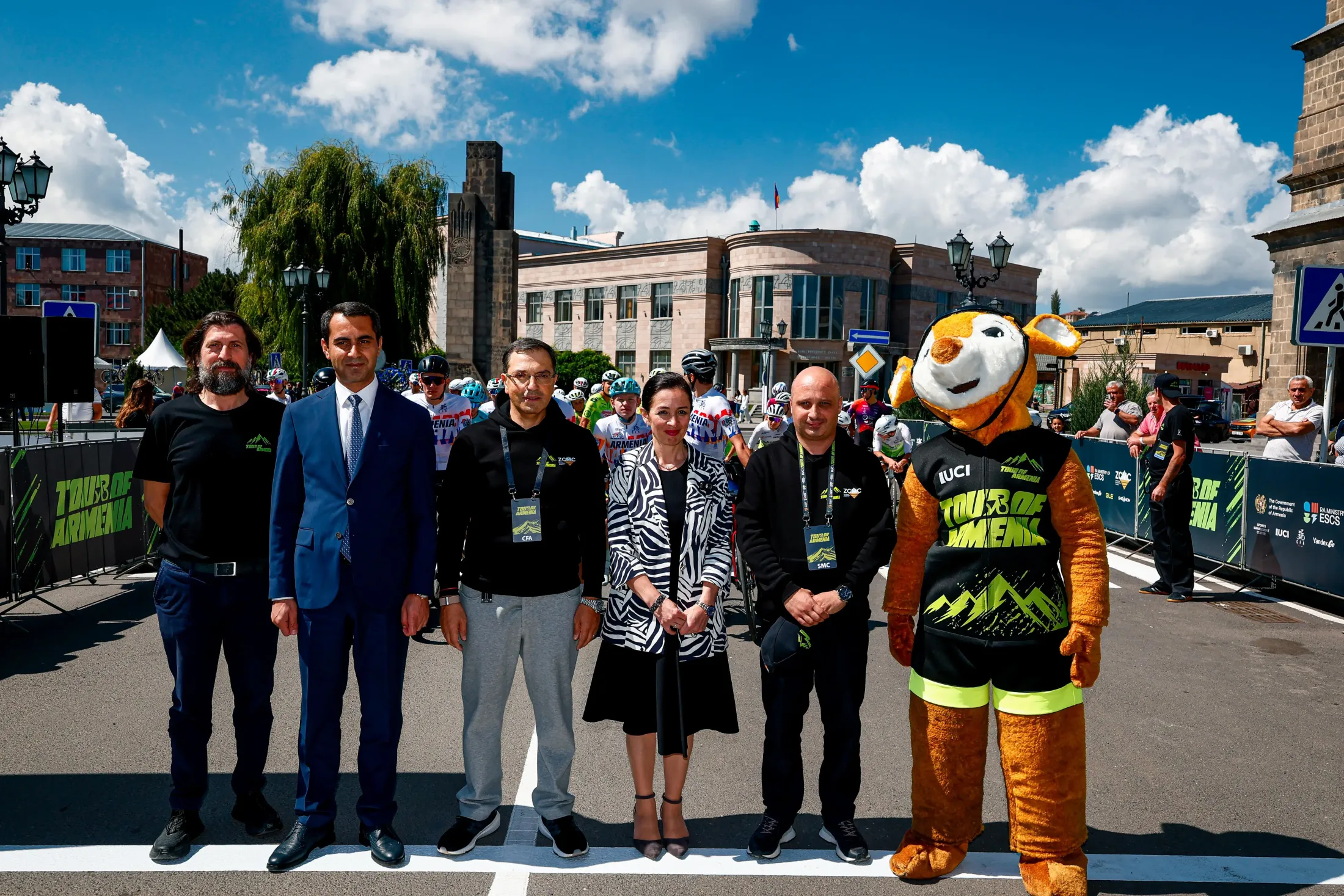 The organisers and the mascot before the start